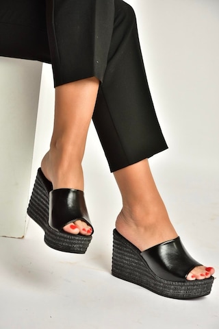 Fox Shoes Y996559960 Siyah Rustik Dolgu Tabanlı Kadın Terlik Siyah