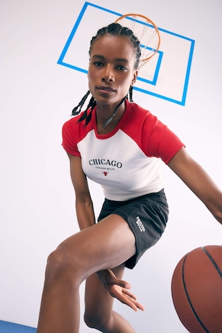 DeFactoFit NBA Chicago Bulls Slim Fit Dar Kesim Bisiklet Yaka Sporcu Fitilli Kaşkorse Kısa Kollu Tişört E2359AX25SMER105