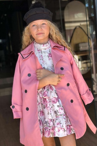 Riccotarz Kız Çocuk Üzeri Dantel İşlemeli Elbise Çift Cep Detaylı Kemerli Pembe Trençkot Pembe