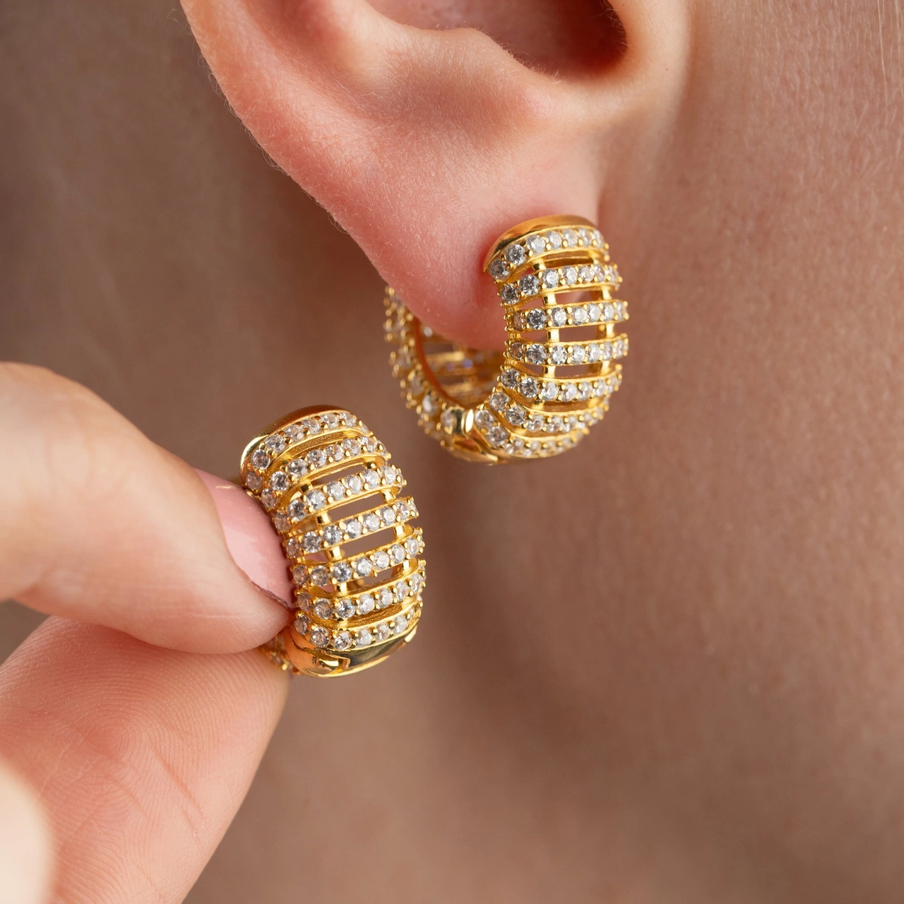 925 Ayar Gümüş Bombeli Taşlı Halka Küpe Altın