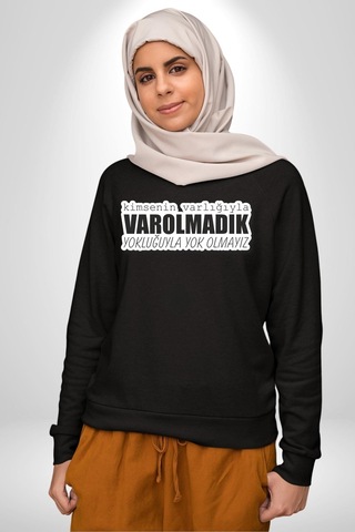 Kimsenin Varlığıyla Varolmadık Yokluğuyla Yok Olmalıyız Yazılı Unisex Siyah Sweatshirt Siyah