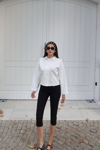 Kechi Woman Dalgıç Kumaş Gömlek Yaka Gizli Düğmeli Crop Ceket Beyaz