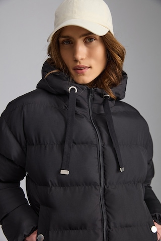 Chantal Kadın Kapüşonlu Kolu Lastikli Rüzgar Geçirmez Çift Cepli Şişme Siyah Mont