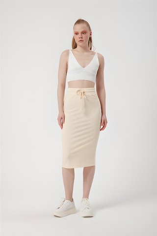 Bej Beli Lastikli Spor Kalem Etek