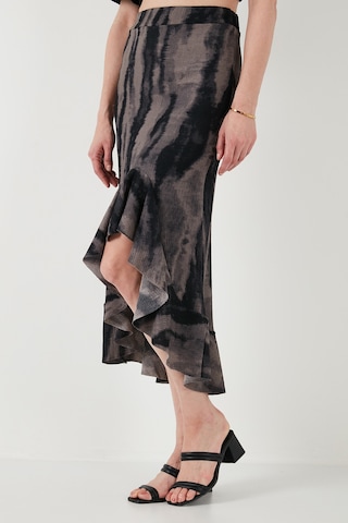 Lela Regular Fit Desenli Yüksek Bel Volanlı Midi Boy Yırtmaçlı Bayan Etek 5869013 Siyah