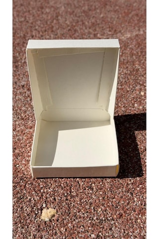 Beyaz Karton Takı Kutusu 9,5x9,5x2 Cm Kapaklı Model 5 Adet + Yeşil Kırpık Kağıtlı