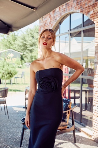 Gül Detaylı Midi Boy Straplez Elbise Siyah