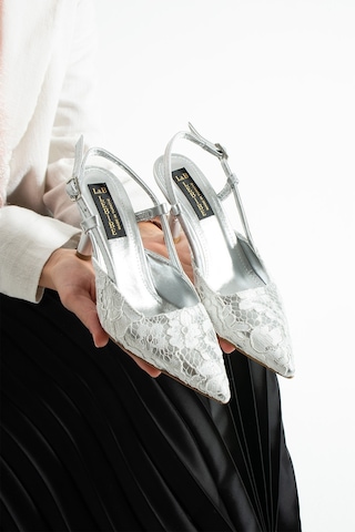 Lebibe Shoes Lısa Kadın Gümüş Sivri Burun 7 Cm Topuklu Çiçek Dantel Desenli Rugan Slingback Ayakkabı