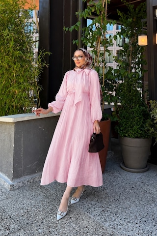 Riella Butik Eliz Fiyonk Detaylı Yazlık Tesettür Elbise Pembe