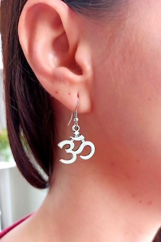 Ohm Yoga Şekilli Kadın Küpe Çift Adet Gümüş Kaplama El Yapımı Kadın Küpe Gümüş