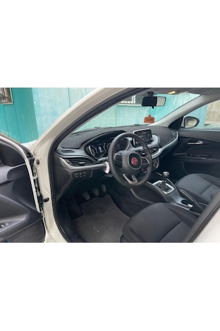 2015-2020 Modellerine Uygun Fiat Egea Ekranlı Torpido Koruma Halısı Siyah Kenar Renk Siyah