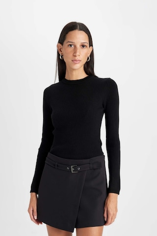 DeFacto A Kesim Yüksek Bel Kemerli Asimetrik Şort Etek D6448AX24HSBK81 Siyah