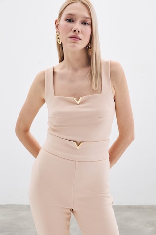 Sateen Yaka Gold Aksesuarlı Bluz - Bej-135430 Bej