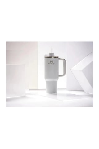 Stanley Kişiselleştirilebilir Quencher Pipetli Paslanmaz Çelik Vakum Yalıtımlı Termos Bardak 1.18 L Özel İsimli Beyaz