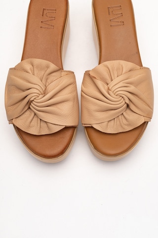 Luvishoes Luvi Shoes Jeff Koyu Bej Cilt Hakiki Deri Fiyonklu Kadın Dolgu Topuklu Terlik Koyu Bej