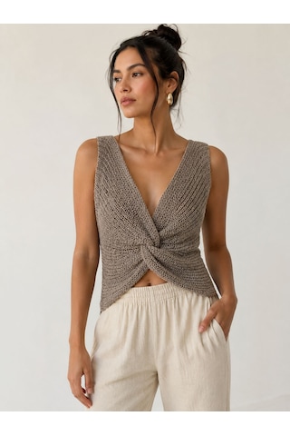 Neden Tekstil Twist Knot Detaylı Premium Kadın Triko Bluz V Yaka Örgü Dokulu Şık Crop Tasarım - Bej