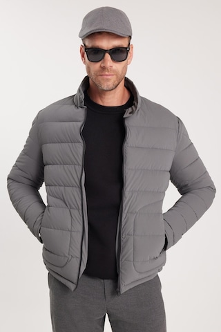 Tudors Erkek Regular Fit Klasik Kesim Dik Yaka Çift Cepli Sıcak Tutan Gri Şişme Mont-41801 Gri