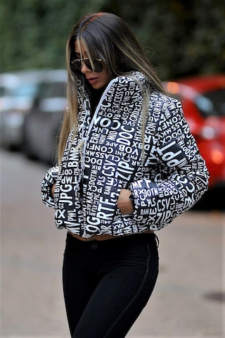 Kadın Siyah Beyaz Yazılı Dik Yaka Kısa Şişme Mont