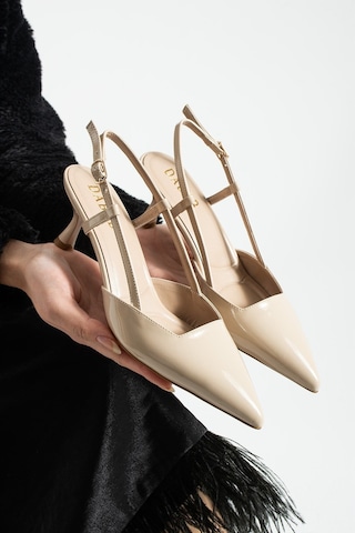 Dabab Shoes Lıya Kadın Bej 6 Cm İnce Topuklu Bilekten Bantlı Arkası Açık Tokalı Sivri Burun Rugan Ayakkabı