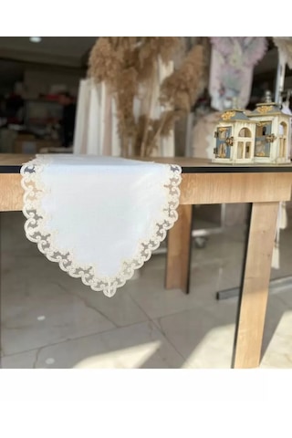 Storeşahin Masa Üzerine Runner, Sehpa Örtüsü Fransız Dantel Detaylı Lale 40 X 145 Cm Krem Shn0720