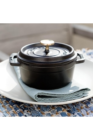 Staub 40500-101-0 Mini Güveç, Yuvarlak Kapaklı 10 Cm, 0,25 L, İndüksiyona Uygun, Mat Siyah Emaye Kap İçi, Siyah Genel