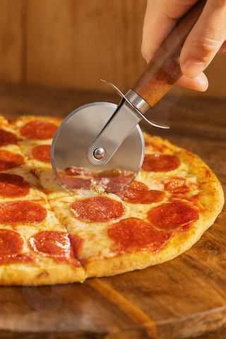 Akasya Saplı Pizza Kesici - Dekoratif Ve Pratik - Paslanmaz Çelik - Ekstra Keskin - Ahşap Saplı Açık Gri