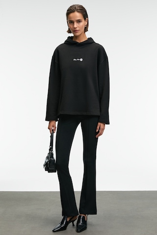 Grimelange Camellıa Kadın Önü Nakışlı Etek Ucu Yırtmaçlı Kapüşonlu Comfort Fit Siyah Sweatshirt Siyah