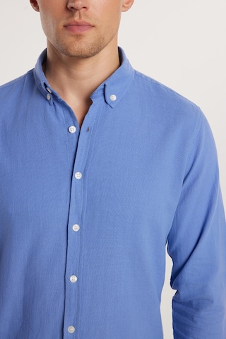 Tudors Erkek Slim Fit Dar Kesim %100 Pamuk Keten Doku Düğmeli Yaka Koyu Mavi Gömlek-32810 Koyu Mavi