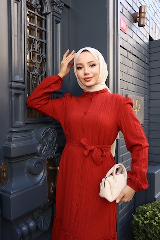 Kadın Kiremit Boydan Düğmeli Eteği Piliseli Kuşaklı Lara Keten Uzun Tesettür Elbise Kremit Kiremit