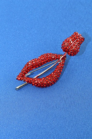 Red Rose Lips Broş. Taşlı Tasarım Broş. Yaka İğnesi Broş. Kadın Broş. Broş. Dudak Broş. Gül Broş. Altın - Kırmızı