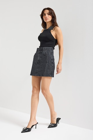 Kadın Koyu Füme Renk 1w5-1 Straight Fit Parlak Taşlı %100 Koton Tasarım Mini Denim Etek