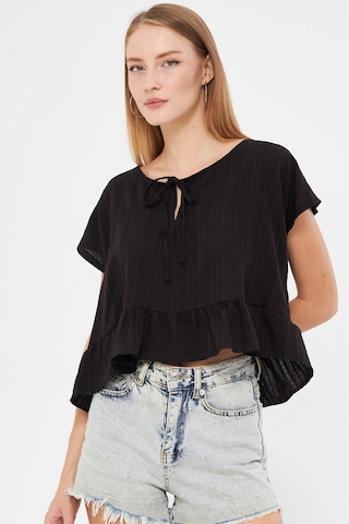 Armonika Kadın Siyah Yarasa Kol Yakası Bağlamalı Eteği Fırfırlı Oversize Crop Bluz Arm-24y001088