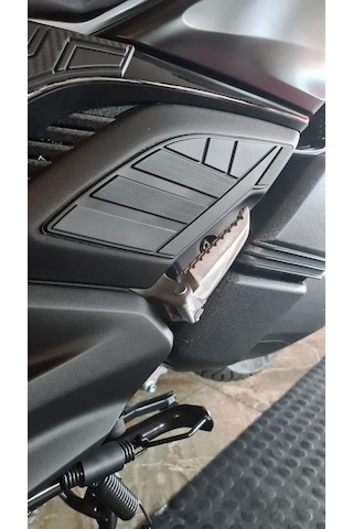 Yamaha Xmax 2024 Yeni Kasa Artcı Ayak Kauçuk Koruma (Siyah)