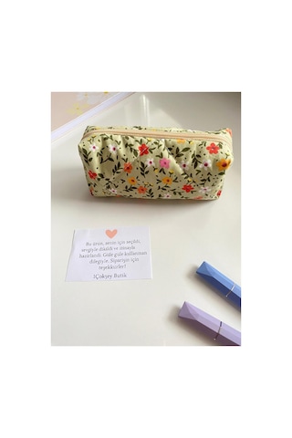 Çiçekli Puf Puf Kalemlik 18x7x6 Cm Astarlı, Elyaflı, Fermuarlı Kalem Kutusu / Okul Kalemliği Yeşil Yeşil Çiçekli Puf Puf Kalemlik 18x7x6 Cm Astarlı, Elyaflı, Fermuarlı Kalem Kutusu / Okul Kalemliği Yeşil Yeşil