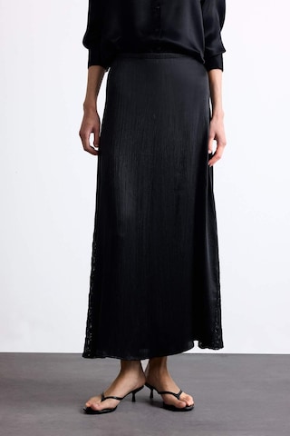 Defacto Yüksek Belli Saten Dantel Detaylı Midi Etek F8040ax25smbk81 Siyah