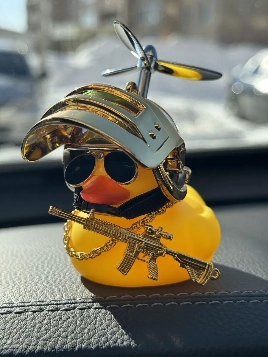 Stikerok Aracın İçinde Kasklı Ve Gözlükleri Olan Ördek 209374427