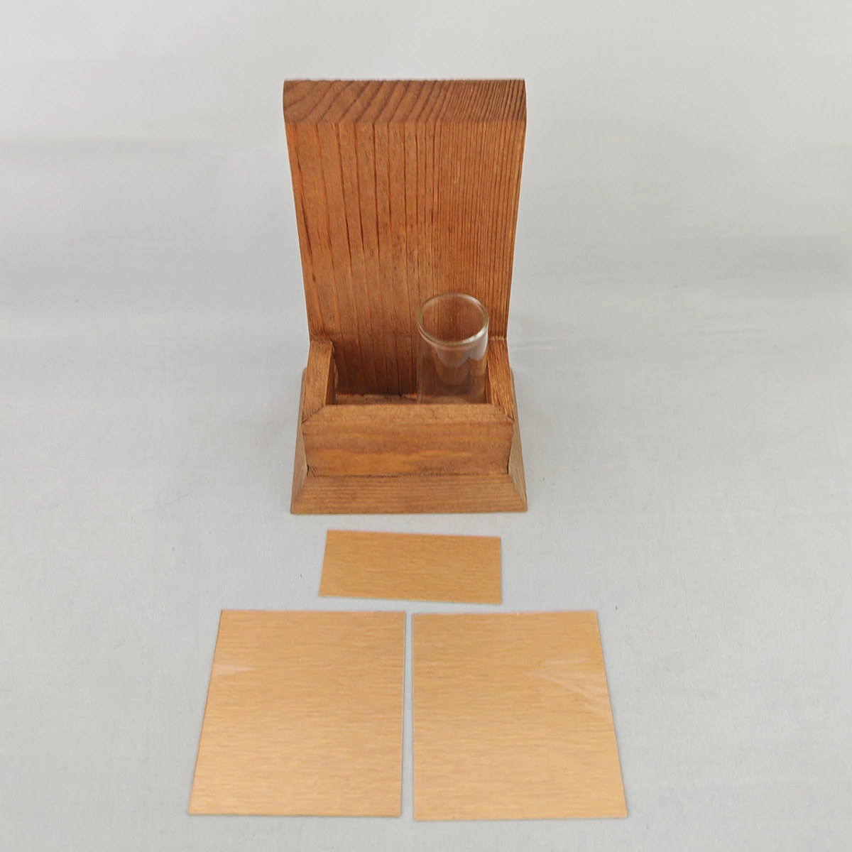 Kişiye Özel Ahşap Masaüstü İsimlik - Çok Amaçlı Metal Plakalı Şık Tasarım Kahverengi