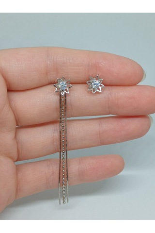 925 Ayar Gümüş Taşlı Çiçek Figürlü Asimetrik Çivi Model Küpe Modern Ve Zarif Tasarım Gümüş