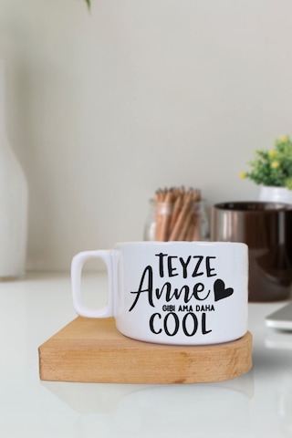 Siyah Teyze Anne Gibi Ama Daha Cool Tasarım Baskılı Ahşap Altlıklı Fincan Beyaz