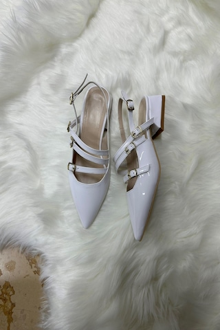 Günlük Kadın Rugan Sivri Burunlu Ayarlanabilir Kemerli Baretli Kısa Blok Topuklu Ayakkabı 455 - 54 Beyaz