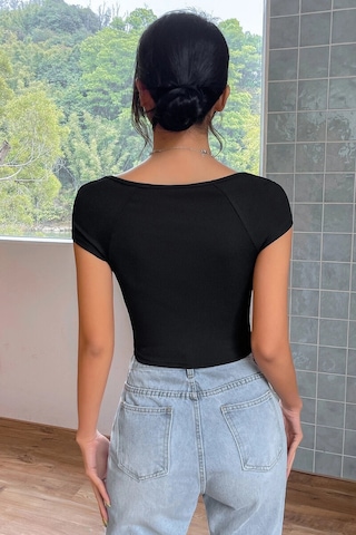 Kadın Siyah Kare Yaka Yarım Kol Göğüs Dekolteli Crop Top Bluz