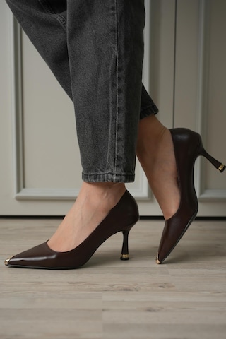 Esatsani Kahverengi Deri Sivri Burun 8 Cm Topuklu Gold Burunluk Detaylı More Stiletto Kadın Ayakkabı Kahverengi Deri