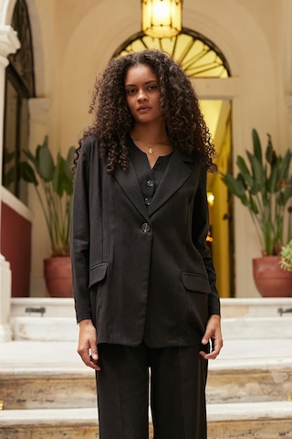 Kadın Çizgili Yakalı Cep Kapaklı Kolları Düğmeli Boyfriend Blazer Ceket-siyah Çizgi Siyah Çzg.