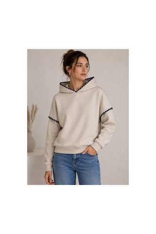Herkesemoda Yaka Ve Kol Nakış Detaylı Kapüşonlu 2 İplik Şardonlu Sweatshirt Bej