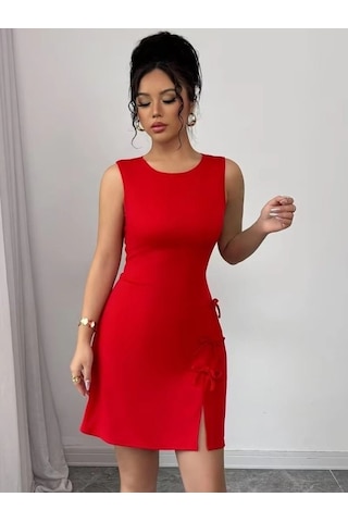 DefyModa Kadın Askılı Yuvarlak Yaka Yırtmaçlı Fiyonk Detaylı Kısa Atlas Elbise Kırmızı