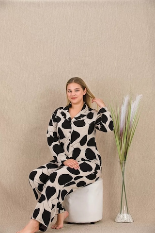 Naam Büyük Beden Siyah Beyaz Kalp Desenli Düğmeli Uzun Kol Viskon Pijama Takımı Çok Renkli