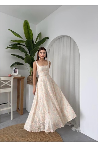 Nils Butik Pudra Çiçek İşlemeli İthal Yoryo Şifon Kare Yaka Askılı Midi Elbise Beyaz