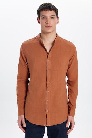 Tudors Erkek Slim Fit Dar Kesim Uzun Kollu %100 Pamuk Keten Doku Hakim Yaka Kiremit Renk Gömlek-28837 Kiremit