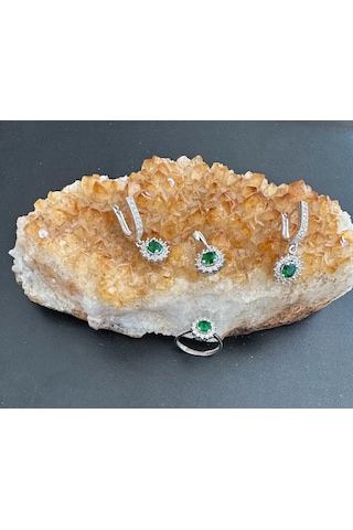 Aysesa Beyaz Altın Görünümlü Zirkon Ve Zümrüt Taşlı Kadın Gümüş Set