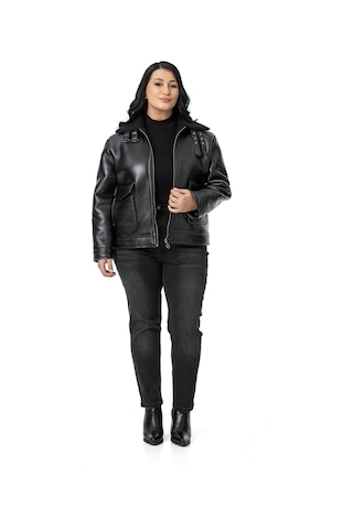 Büyük Beden İçi Kürklü Fermuarlı Yakası Toka Detaylı Siyah Deri Mont Siyah